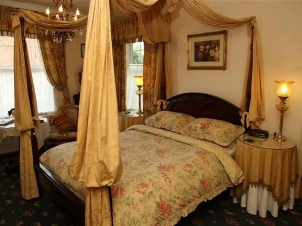 Nottingham Lodge 4*,